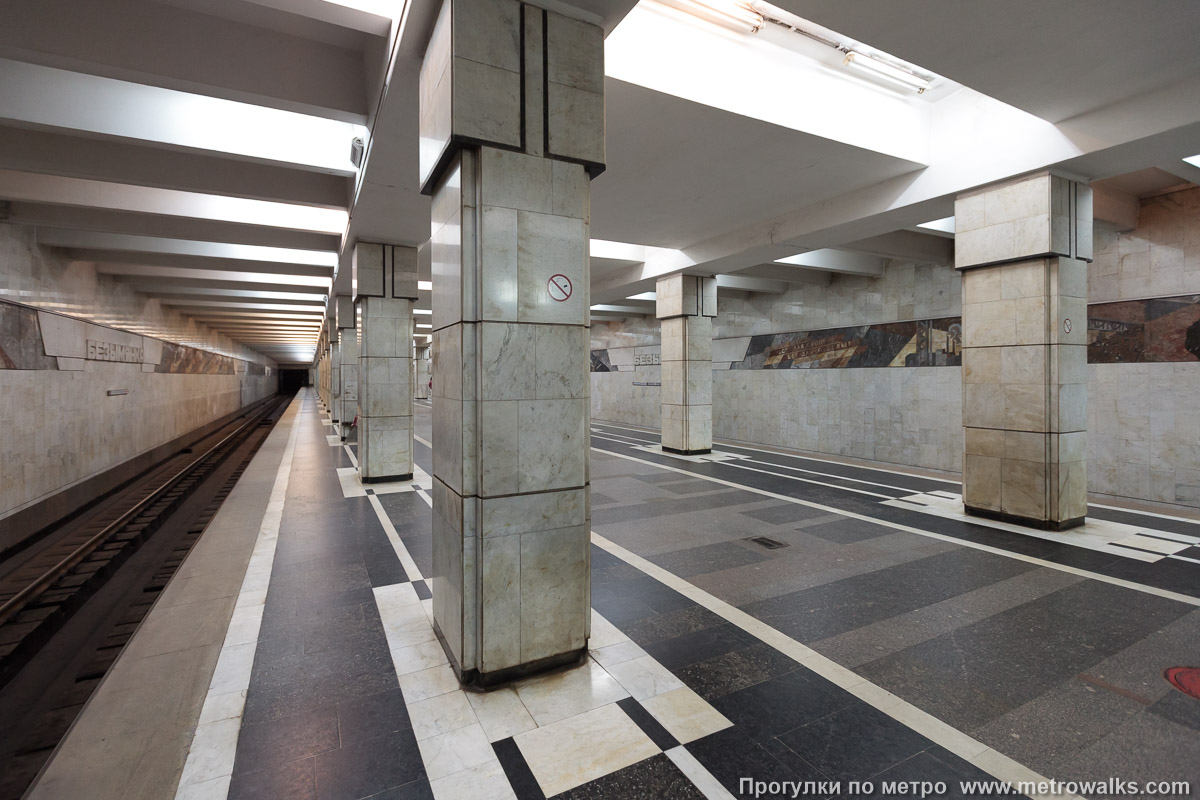 Фотография станции Безымянка (Самара). Вид с края платформы по диагонали на противоположную сторону сквозь центральный зал. Фотография станции Безымянка (Самара). Вид с края платформы по диагонали на противоположную сторону сквозь центральный зал.