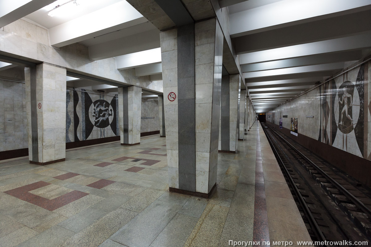 Фотография станции Спортивная (Самара). Вид с края платформы по диагонали на противоположную сторону сквозь центральный зал. Фотография станции Спортивная (Самара). Вид с края платформы по диагонали на противоположную сторону сквозь центральный зал.