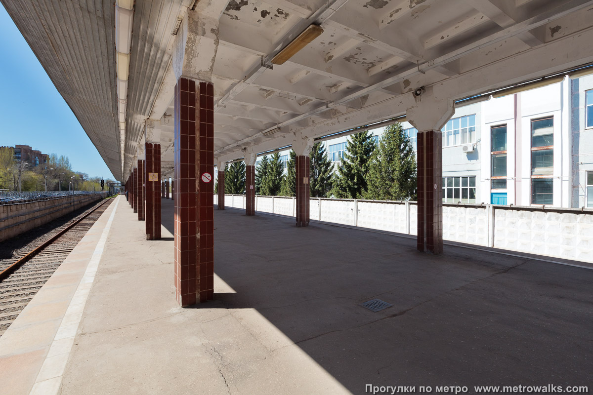 Фотография станции Юнгородок (Самара). Вид с края платформы по диагонали на противоположную сторону сквозь центральный зал.