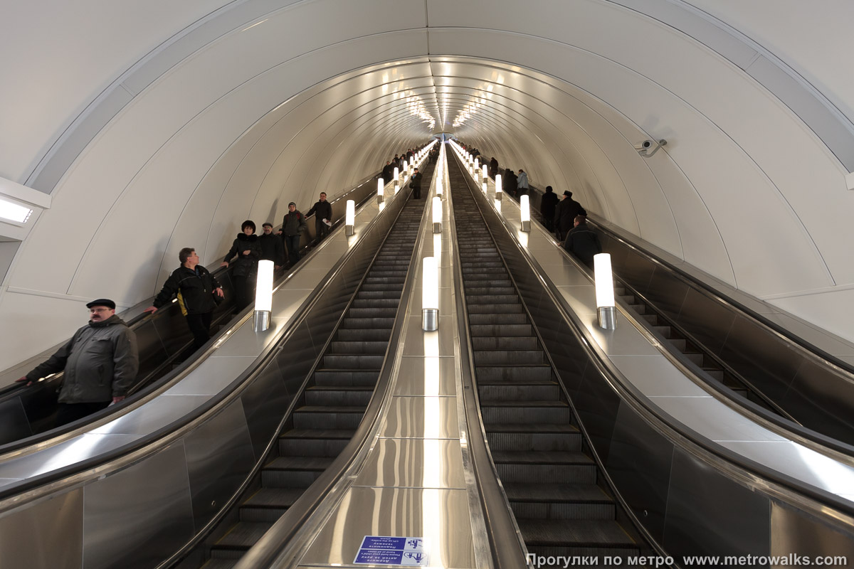 Фотография станции Адмиралтейская (Фрунзенско-Приморская линия, Санкт-Петербург). Эскалаторы. Большой наклонный ход Адмиралтейской. Эскалаторы «Е-75Т», высота подъёма — 68.7 метра.