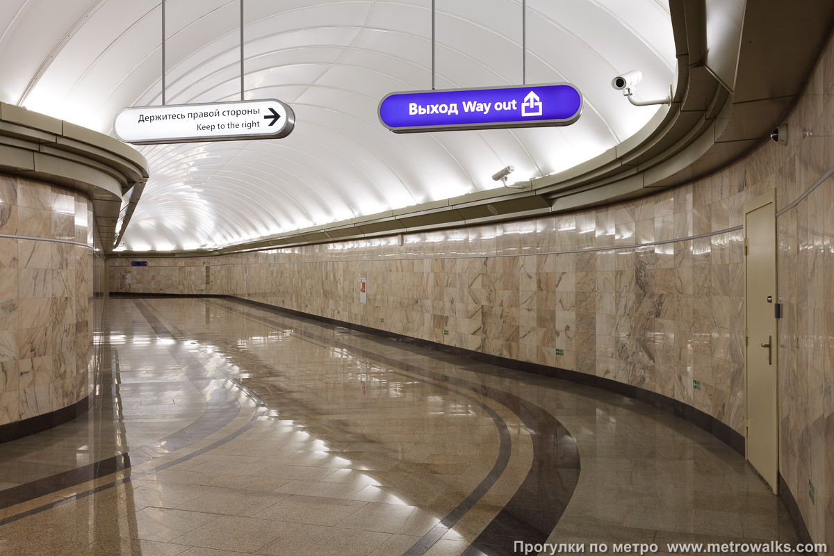 Фотография станции Адмиралтейская (Фрунзенско-Приморская линия, Санкт-Петербург). Переходный коридор к эскалаторам. Переходный коридор от малых эскалаторов к большим.