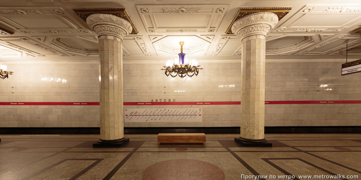 Фотография станции Автово (Кировско-Выборгская линия, Санкт-Петербург). Поперечный вид, проходы между колоннами из центрального зала на платформу. Белые мраморные колонны.