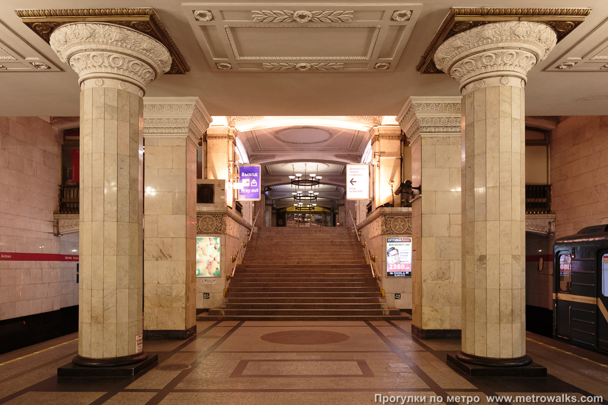 Фотография станции Автово (Кировско-Выборгская линия, Санкт-Петербург). Выход в город осуществляется по лестнице.