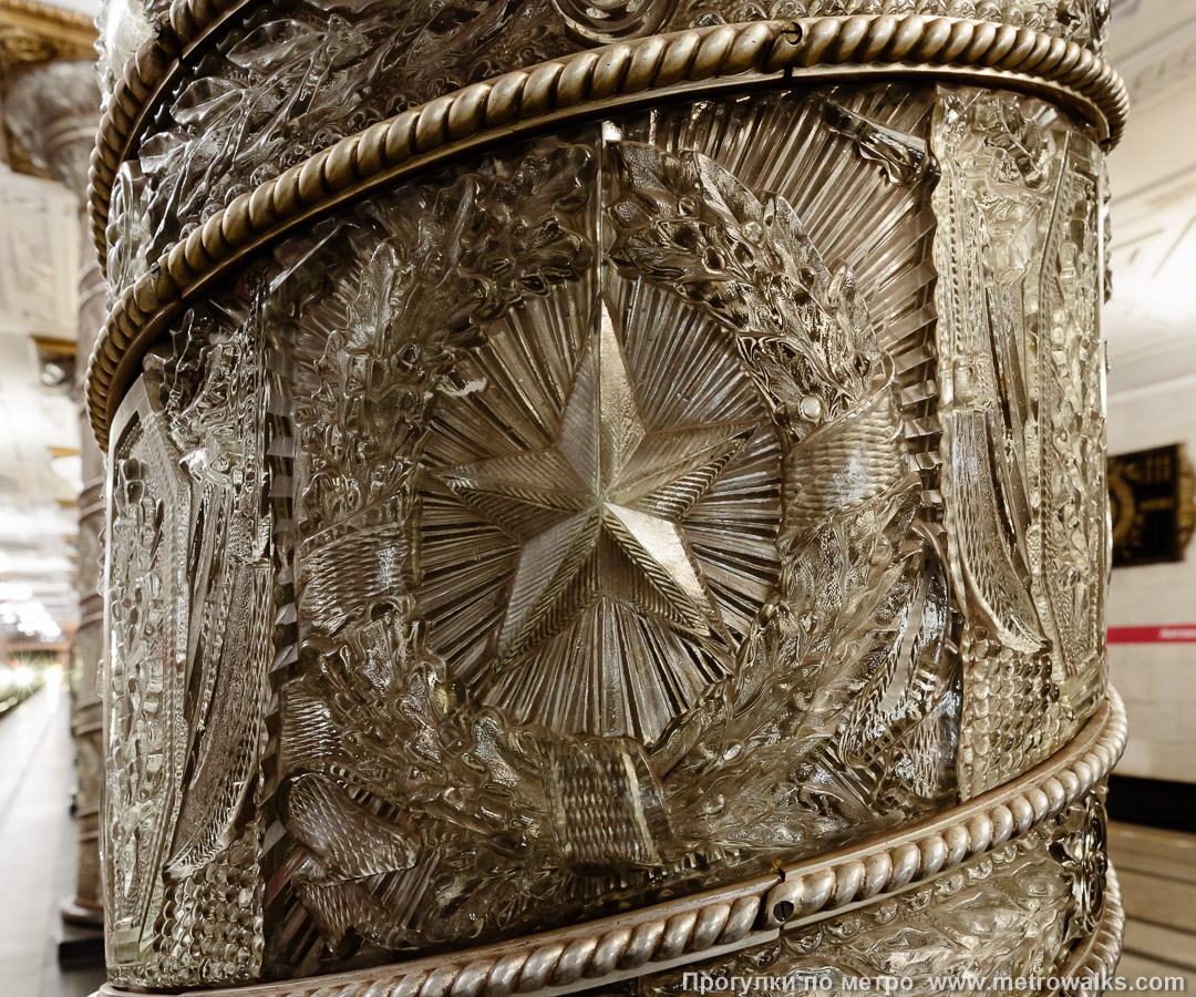 Фотография станции Автово (Кировско-Выборгская линия, Санкт-Петербург). Фрагмент облицовки колонны крупным планом. Фрагмент хрустальной облицовки со звездой в венке.