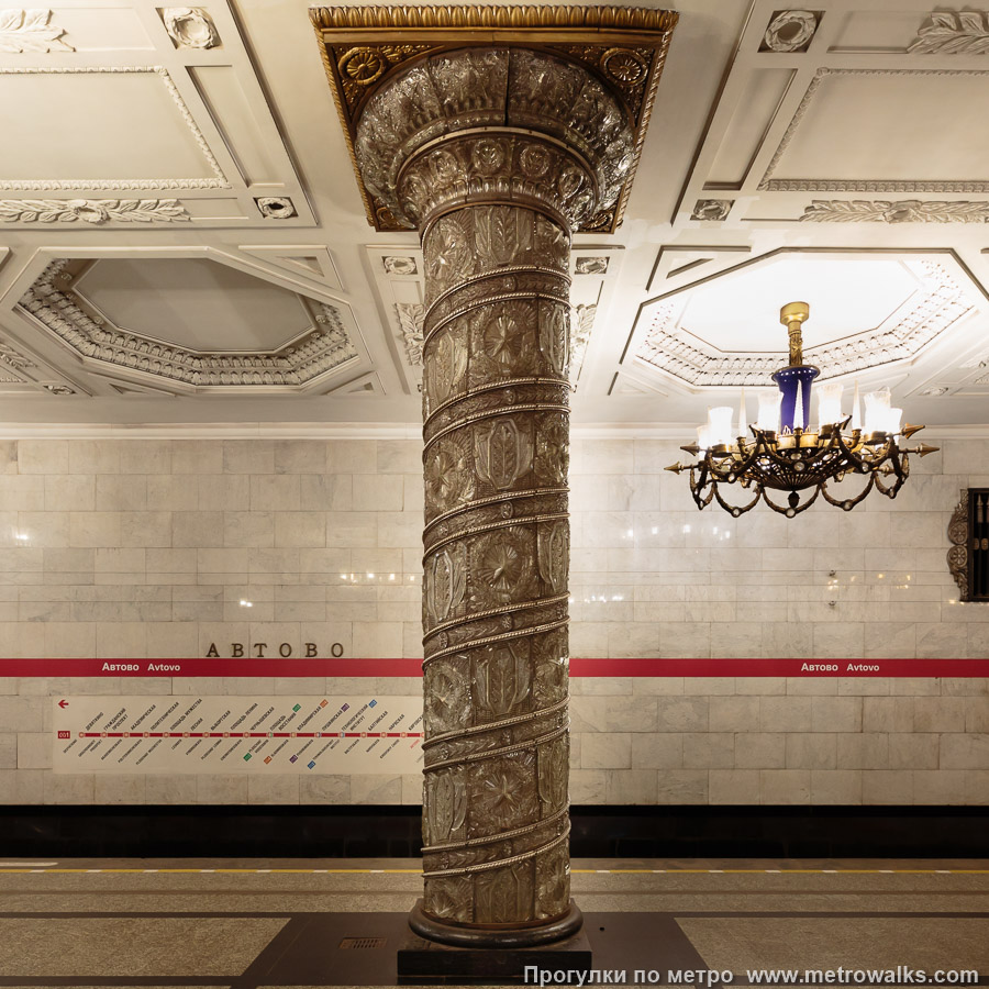 Фотография станции Автово (Кировско-Выборгская линия, Санкт-Петербург). Колонна крупным планом. Стеклянные колонны размещены в двух группах в центре станции.