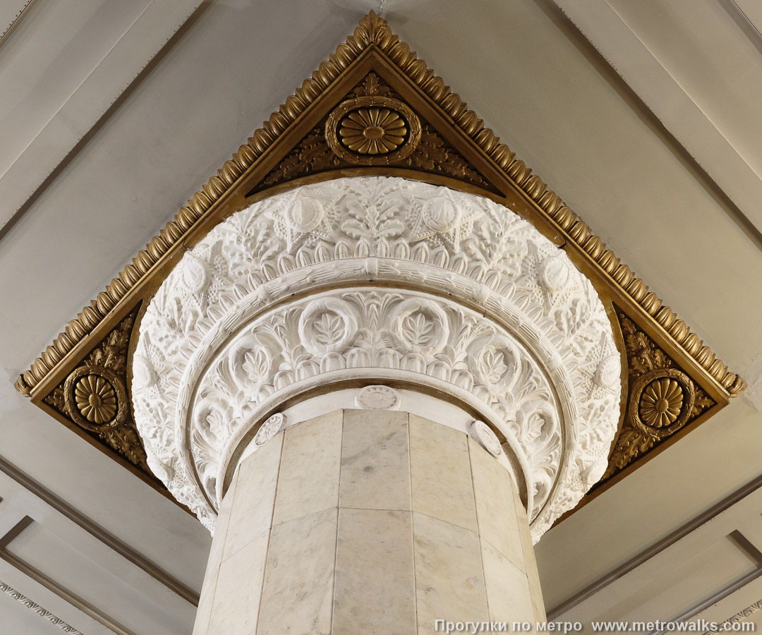 Фотография станции Автово (Кировско-Выборгская линия, Санкт-Петербург). Декоративное оформление колонн крупным планом. Капитель белой мраморной колонны.