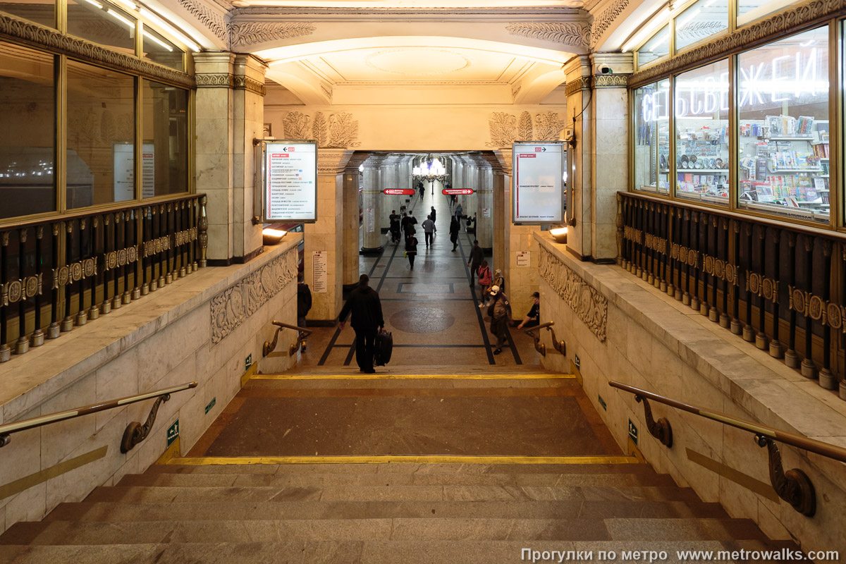 Фотография станции Автово (Кировско-Выборгская линия, Санкт-Петербург). Спуск на станцию из вестибюля по лестнице.