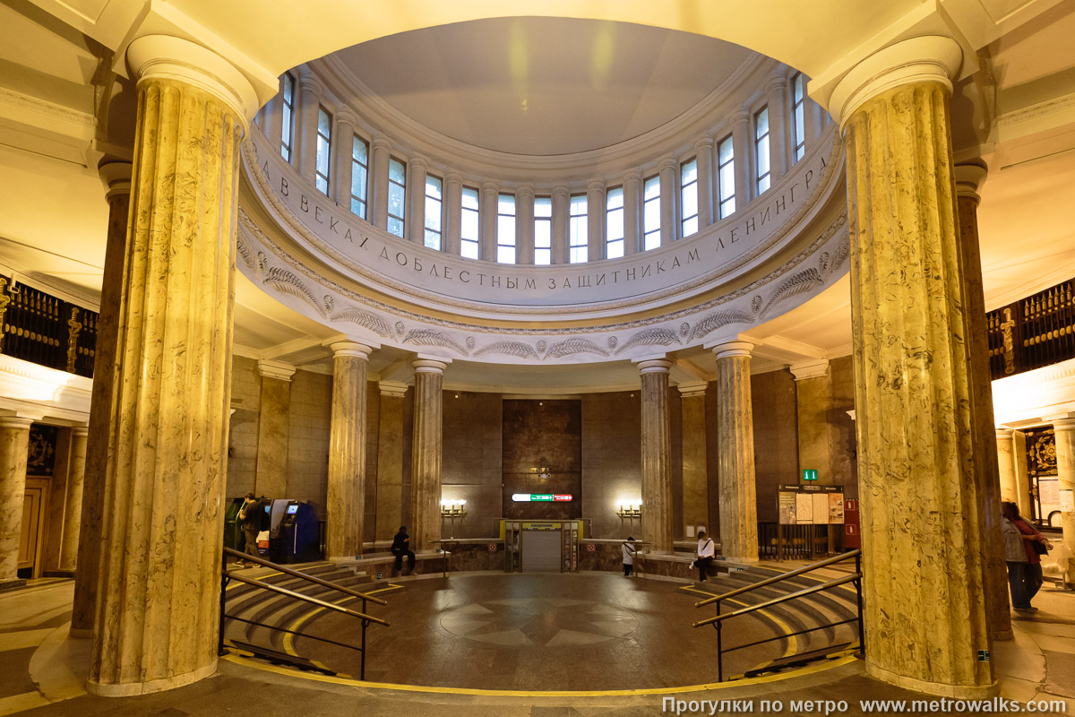 Фотография станции Автово (Кировско-Выборгская линия, Санкт-Петербург). Внутри вестибюля станции, общий вид. Вид от входа в сторону лестницы на подземный этаж.