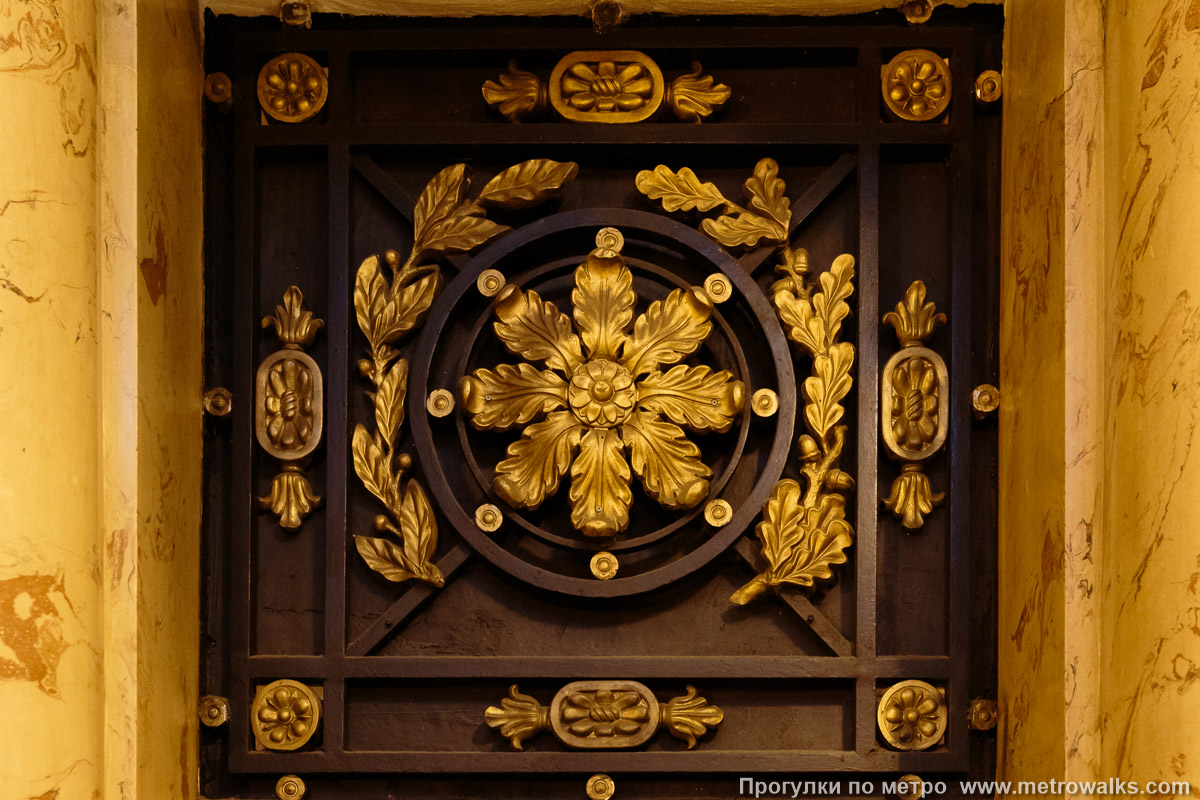 Фотография станции Автово (Кировско-Выборгская линия, Санкт-Петербург). Декоративное оформление вестибюля станции. Кованые решётки над кассами и служебными помещениями.