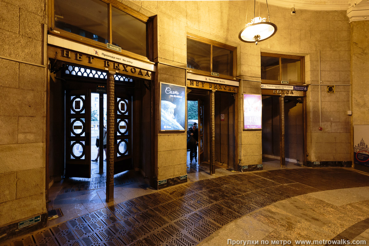 Фотография станции Автово (Кировско-Выборгская линия, Санкт-Петербург). Двери вестибюля.