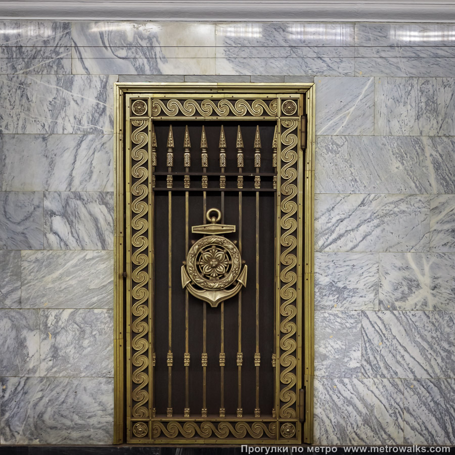Фотография станции Балтийская (Кировско-Выборгская линия, Санкт-Петербург). Декоративная технологическая дверь в стене.