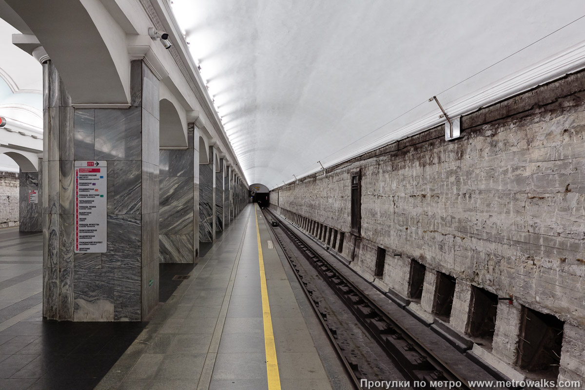 Фотография станции Балтийская (Кировско-Выборгская линия, Санкт-Петербург). Боковой зал станции и посадочная платформа, общий вид. Исторический снимок во время замены облицовки в 2025 году.