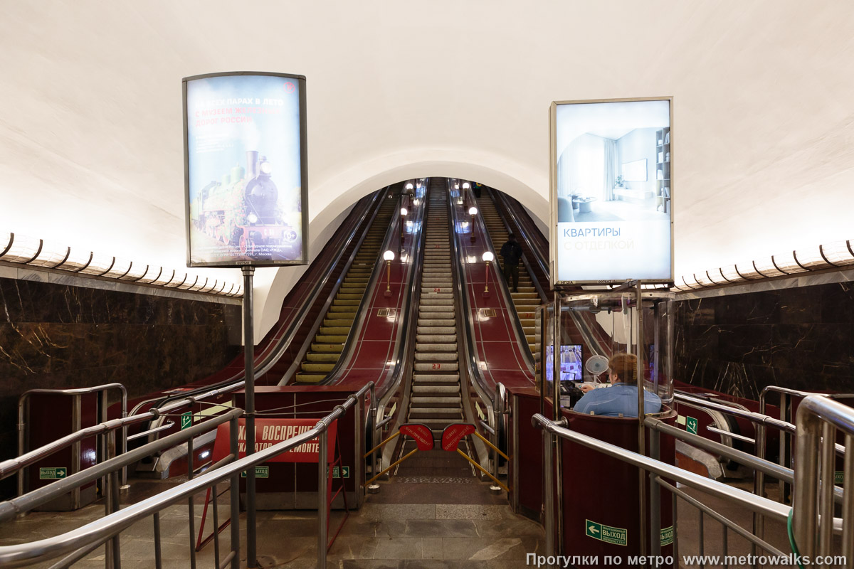 Фотография станции Балтийская (Кировско-Выборгская линия, Санкт-Петербург). У эскалаторов. На момент фотосъёмки (2025) это были самые старые эскалаторы в Петербурге.