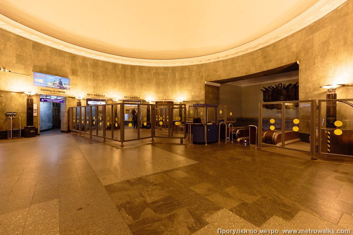 Фотография станции Балтийская (Кировско-Выборгская линия, Санкт-Петербург). Эскалаторный зал вестибюля. Вид в сторону входа и выхода.