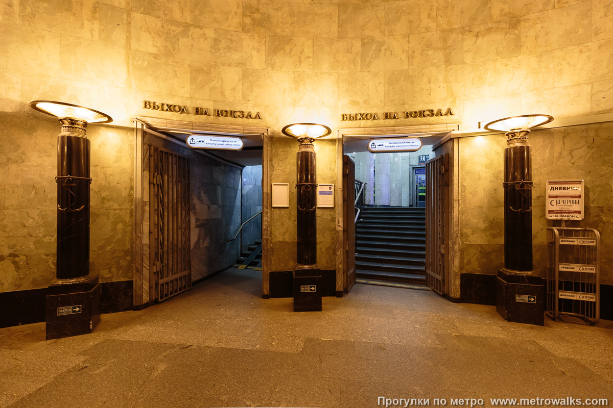 Фотография станции Балтийская (Кировско-Выборгская линия, Санкт-Петербург). Из вестибюля можно пройти на Балтийский вокзал без выхода на улицу, но только в одном направлении.