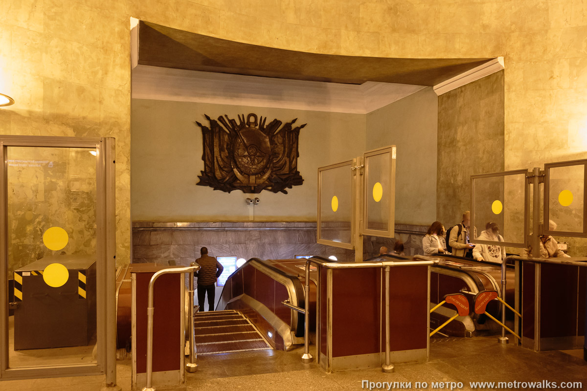 Фотография станции Балтийская (Кировско-Выборгская линия, Санкт-Петербург). Эскалаторы в вестибюле.