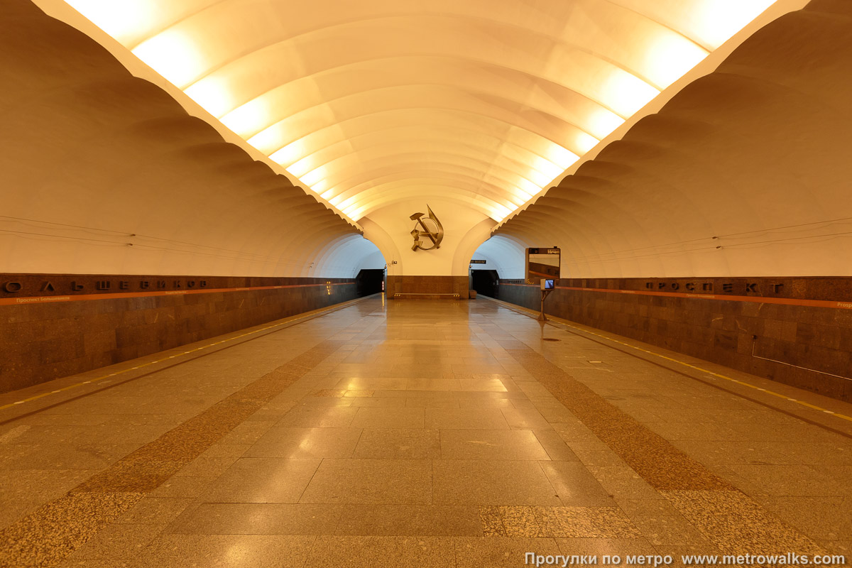 Фотография станции Проспект Большевиков (Правобережная линия, Санкт-Петербург). Противоположная от входа часть станции.