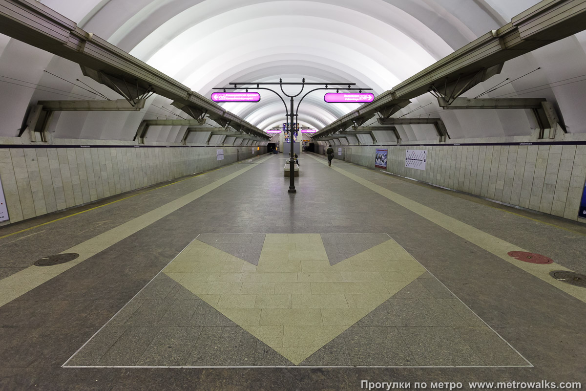 Фотография станции Чкаловская (Фрунзенско-Приморская линия, Санкт-Петербург). Взгляд вниз. Стрелки на платформе символизируют разметку взлётно-посадочной полосы.