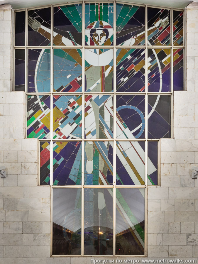 Фотография станции Чкаловская (Фрунзенско-Приморская линия, Санкт-Петербург). Южный торец Чкаловской украшает витраж с изображением человека, плавно переходящего в неопознанный летательный аппарат.