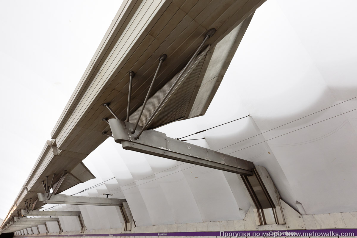 Фотография станции Чкаловская (Фрунзенско-Приморская линия, Санкт-Петербург). Консоль со скрытым закарнизным освещением.