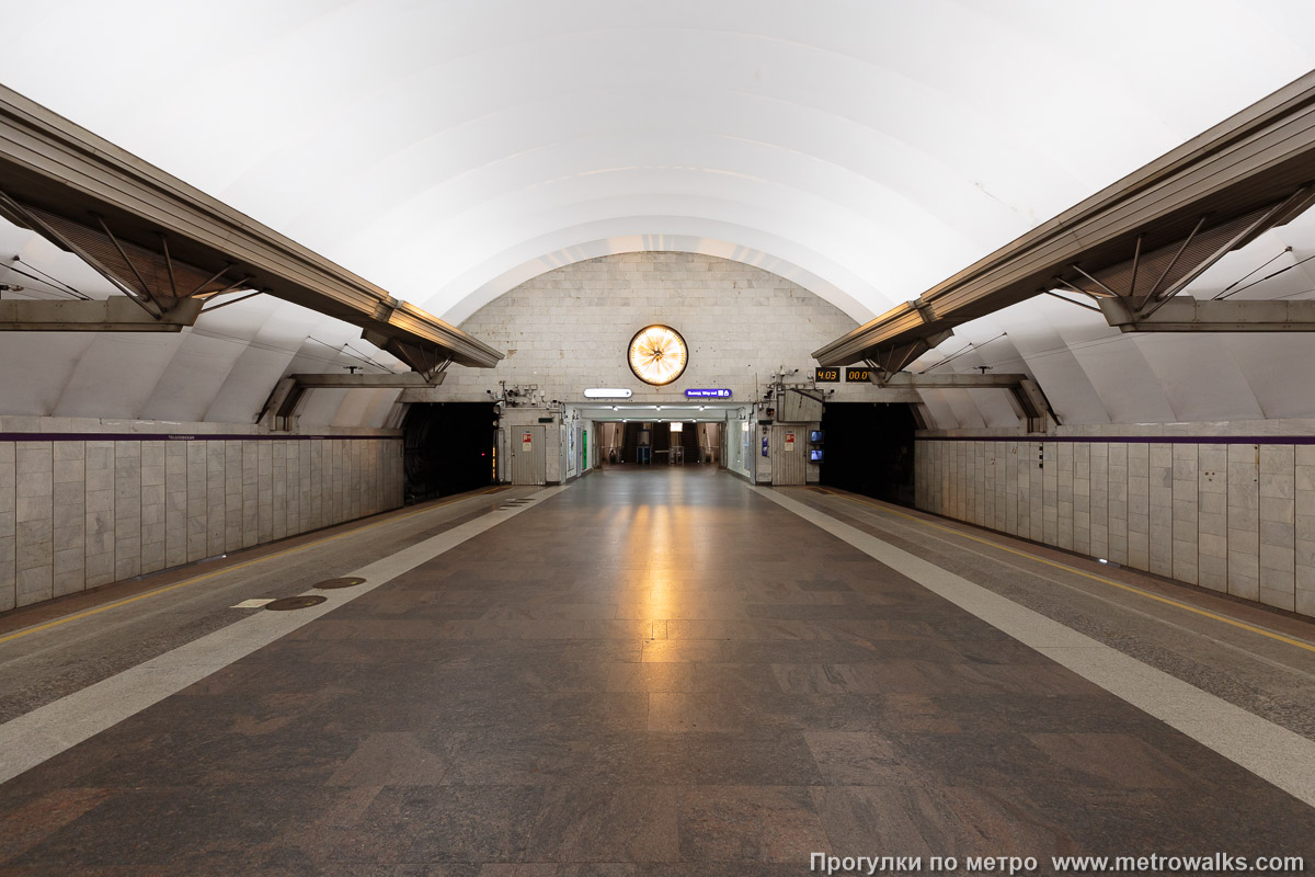 Фотография станции Чкаловская (Фрунзенско-Приморская линия, Санкт-Петербург). Часть станции около выхода в город.