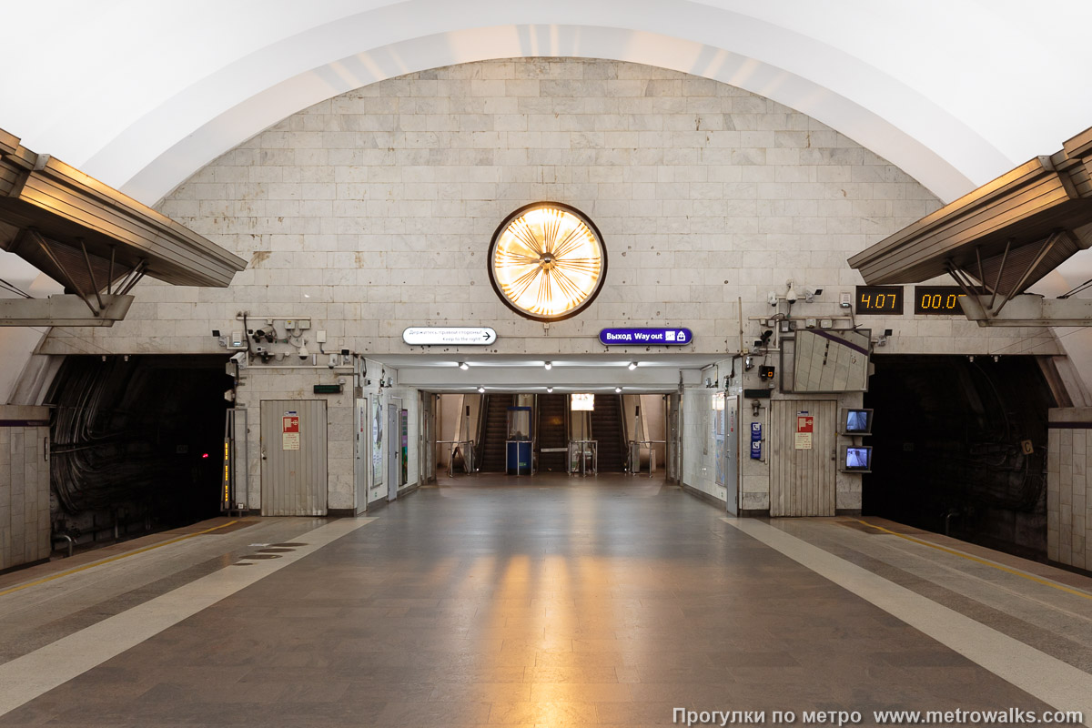 Фотография станции Чкаловская (Фрунзенско-Приморская линия, Санкт-Петербург). Выход в город, эскалаторы начинаются прямо с уровня платформы.