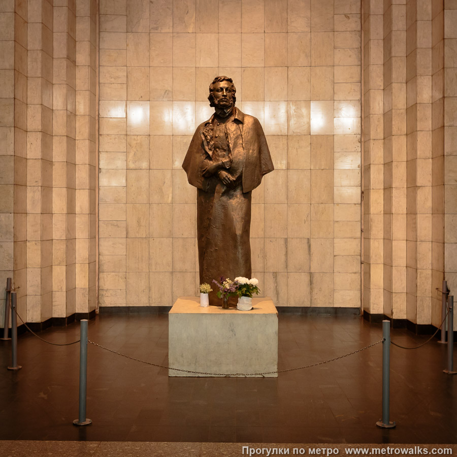 Фотография станции Чёрная речка (Московско-Петроградская линия, Санкт-Петербург). Декоративное оформление глухого торца. Памятник А. С. Пушкину.