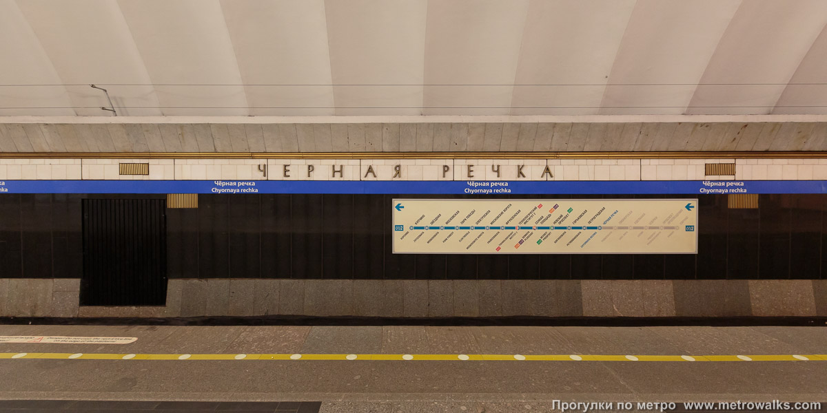 Фотография станции Чёрная речка (Московско-Петроградская линия, Санкт-Петербург). Название станции на путевой стене и схема линии.