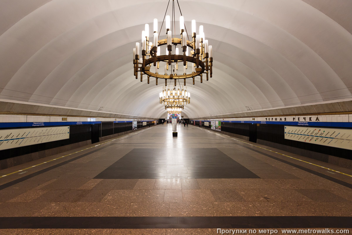 Фотография станции Чёрная речка (Московско-Петроградская линия, Санкт-Петербург). Общий вид по оси станции от глухого торца в сторону выхода.