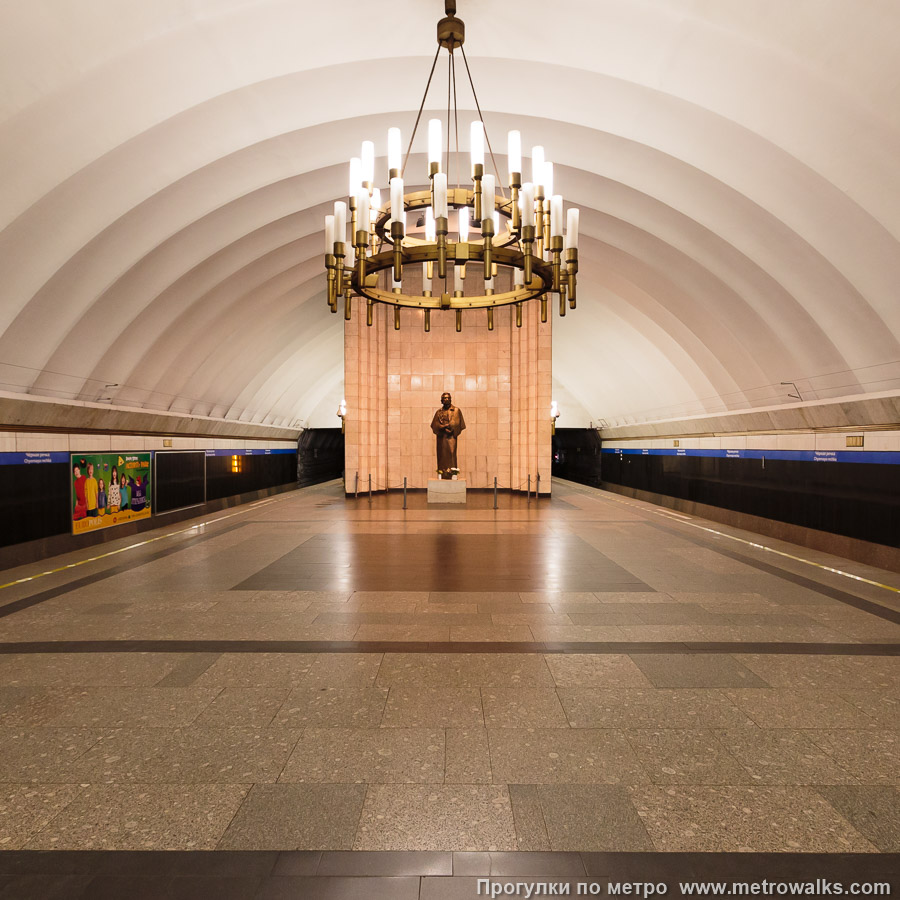 Фотография станции Чёрная речка (Московско-Петроградская линия, Санкт-Петербург). Противоположная от входа часть станции.