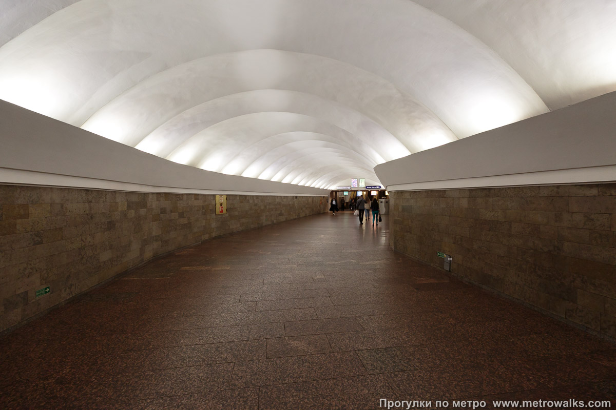 Фотография станции Достоевская (Правобережная линия, Санкт-Петербург). Переходный коридор к эскалаторам.
