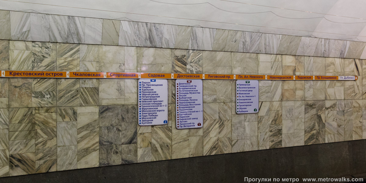 Фотография станции Улица Дыбенко (Правобережная линия, Санкт-Петербург). Схема линии на путевой стене. Историческое фото: до разделения объединённых участков 4-й и 5-й линий.