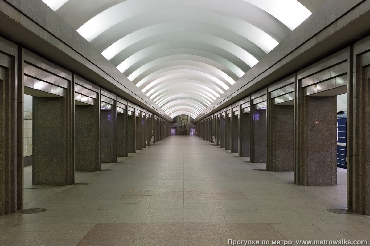 Фотография станции Улица Дыбенко (Правобережная линия, Санкт-Петербург). Центральный зал станции, вид вдоль от входа в сторону глухого торца.