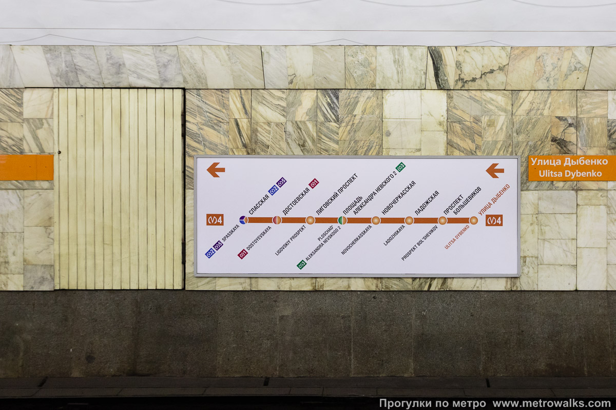 Фотография станции Улица Дыбенко (Правобережная линия, Санкт-Петербург). Схема линии на путевой стене.