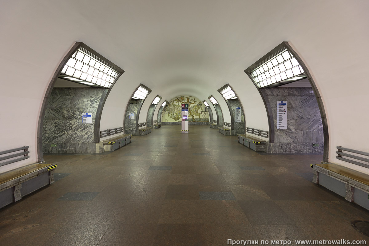 Фотография станции Электросила (Московско-Петроградская линия, Санкт-Петербург). Общий вид по оси станции от входа в сторону глухого торца.