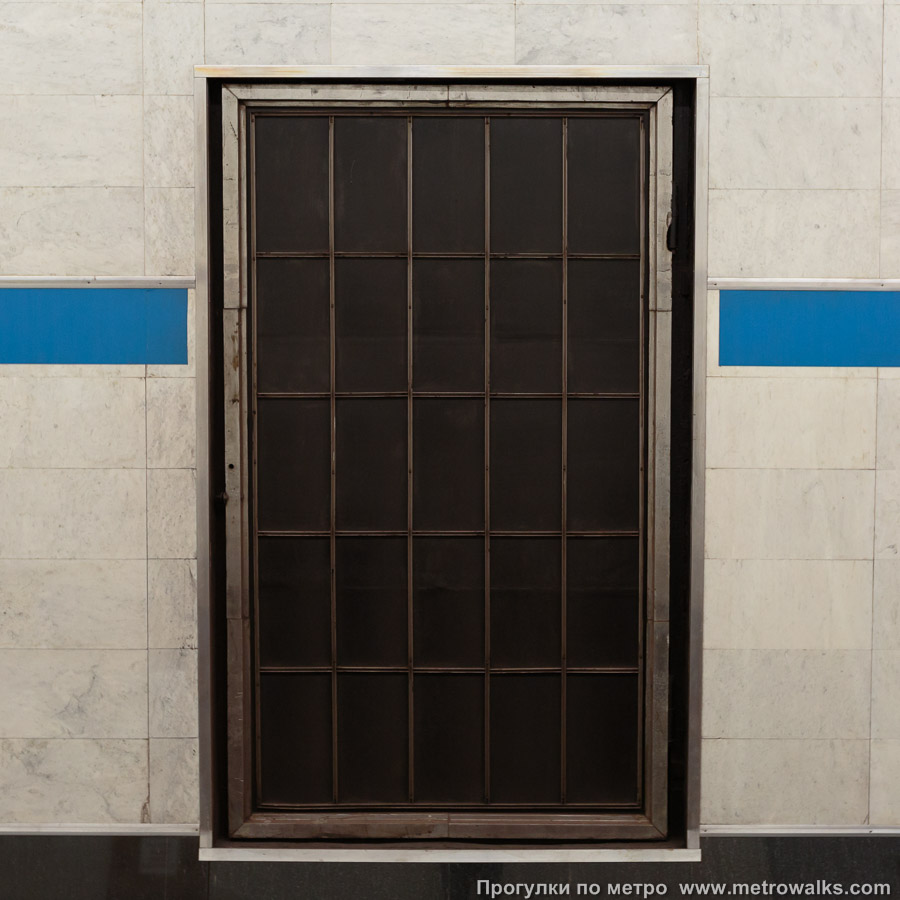 Фотография станции Фрунзенская (Московско-Петроградская линия, Санкт-Петербург). Декоративная технологическая дверь в стене.