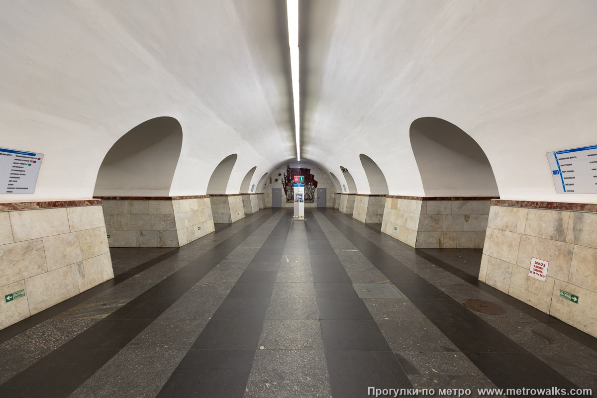 Фотография станции Фрунзенская (Московско-Петроградская линия, Санкт-Петербург). Центральный зал станции, вид вдоль от входа в сторону глухого торца.