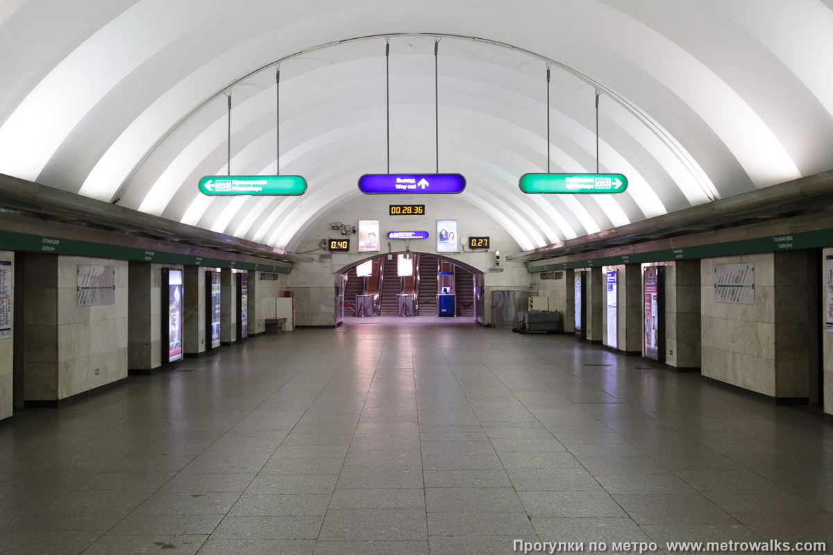 Вход в метро гостиный двор