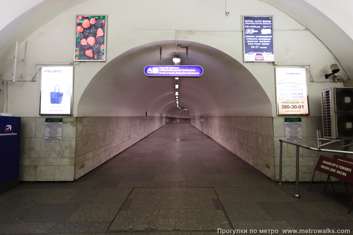 Вход в метро гостиный двор