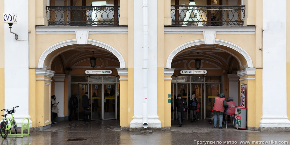 Фотография станции Гостиный Двор (Невско-Василеостровская линия, Санкт-Петербург). Вход в наземный вестибюль крупным планом.