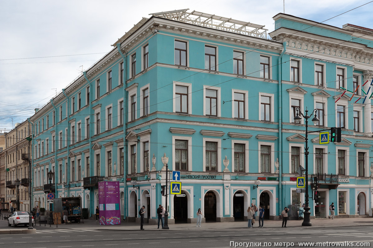 Фотография станции Гостиный Двор (Невско-Василеостровская линия, Санкт-Петербург). Второй вход, общий со станцией Невский проспект, находится на углу с набережной канала Грибоедова. Фотография станции Гостиный Двор (Невско-Василеостровская линия, Санкт-Петербург). Второй вход, общий со станцией Невский проспект, находится на углу с набережной канала Грибоедова.