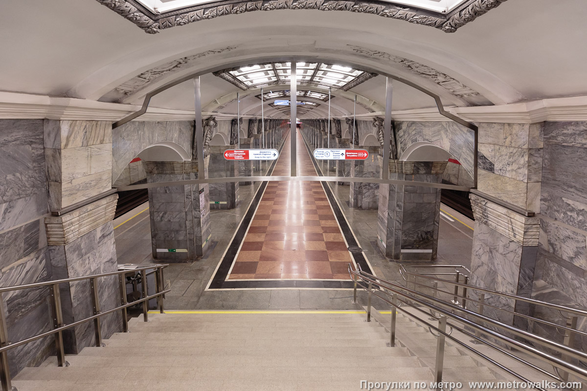 Фотография станции Кировский завод (Кировско-Выборгская линия, Санкт-Петербург). Вид на станцию с лестницы перехода.