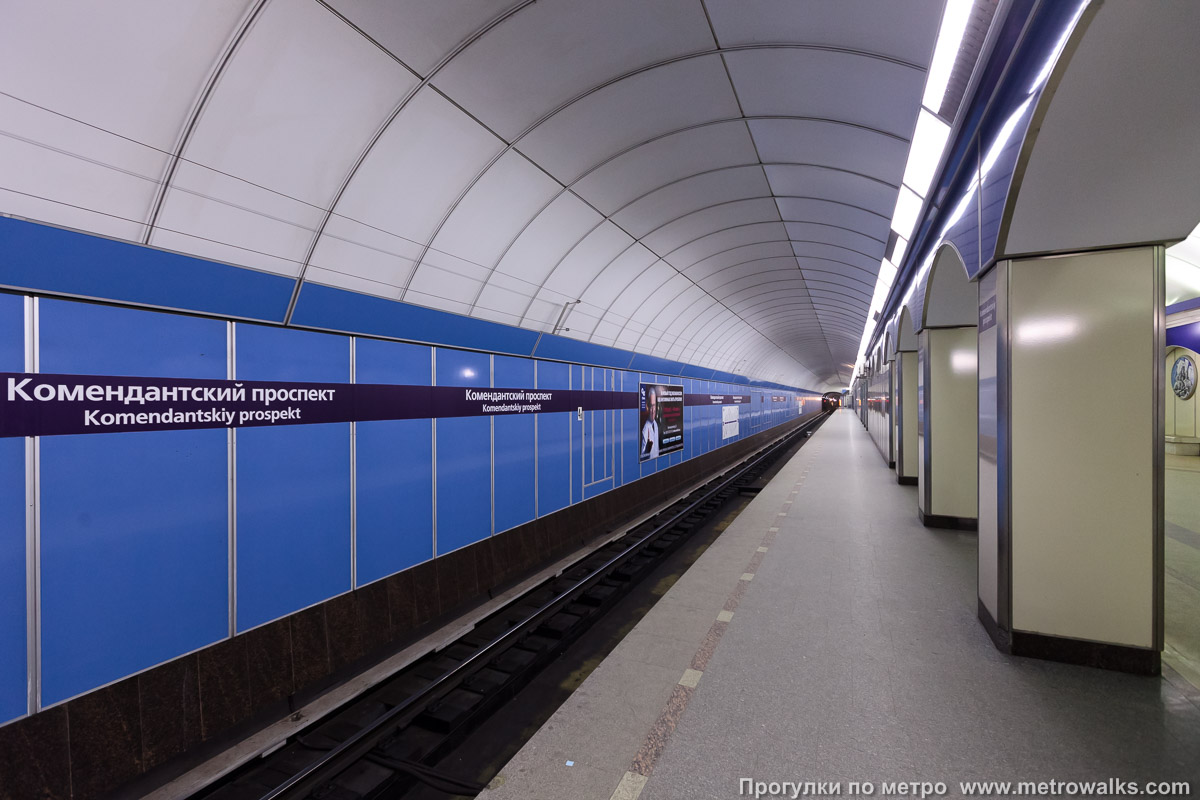 Фотография станции Комендантский проспект (Фрунзенско-Приморская линия, Санкт-Петербург). Боковой зал станции и посадочная платформа, общий вид.