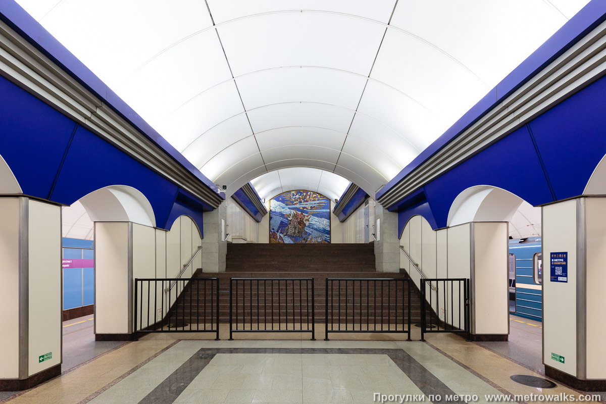 Фотография станции Комендантский проспект (Фрунзенско-Приморская линия, Санкт-Петербург). Противоположная от входа часть станции. Здесь раньше планировался на будущее второй выход. Проход к панно был только в день открытия, с тех пор он перекрыт уже долгие десятилетия.