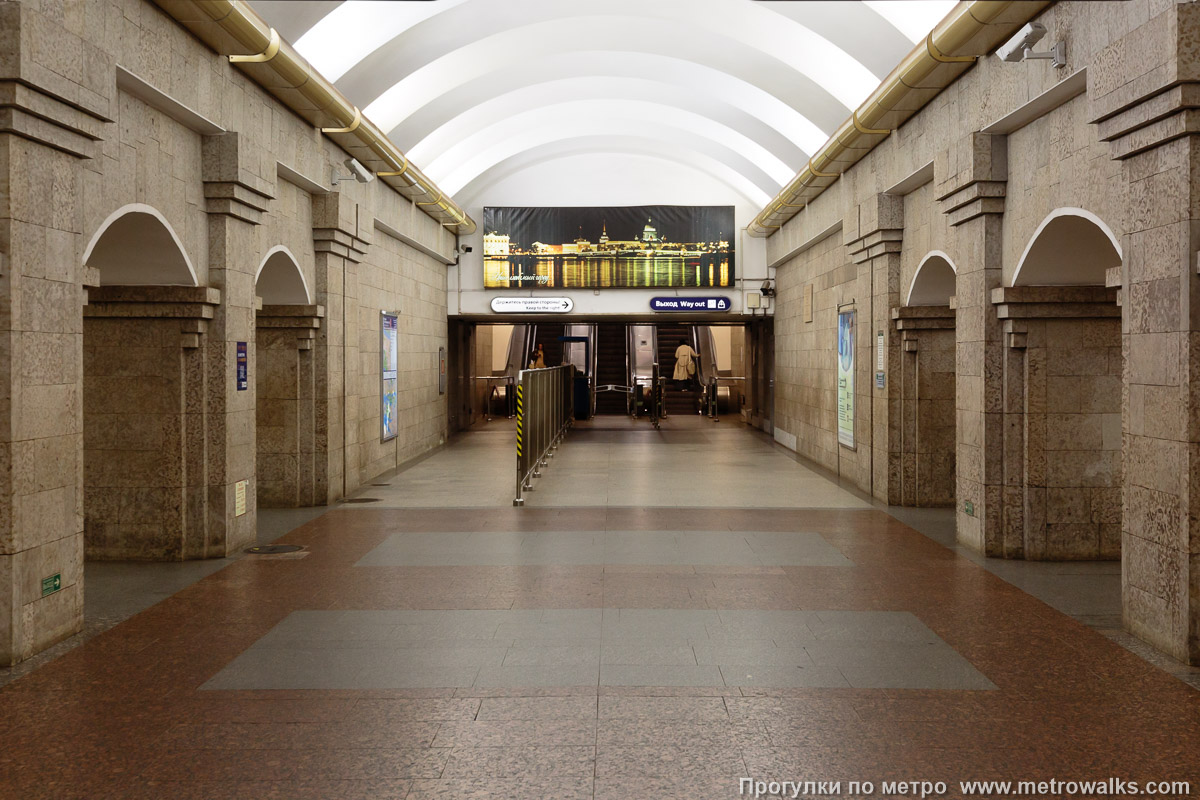 Фотография станции Крестовский остров (Фрунзенско-Приморская линия, Санкт-Петербург). Часть станции около выхода в город.