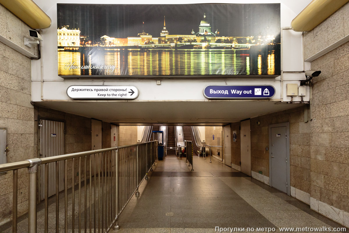 Фотография станции Крестовский остров (Фрунзенско-Приморская линия, Санкт-Петербург). Выход в город, эскалаторы начинаются прямо с уровня платформы.