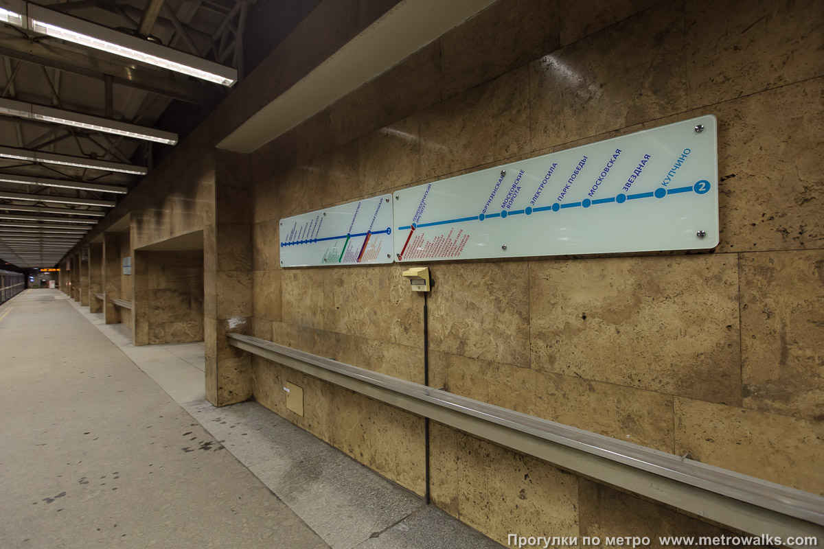 Фотография станции Купчино (Московско-Петроградская линия, Санкт-Петербург). Схема линии на станционной стене.
