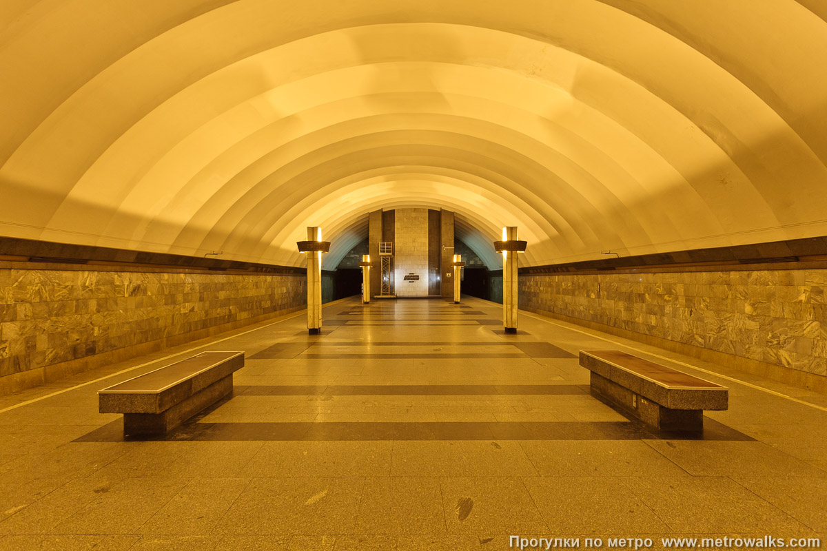 Фотография станции Ладожская (Правобережная линия, Санкт-Петербург). Скамейка.