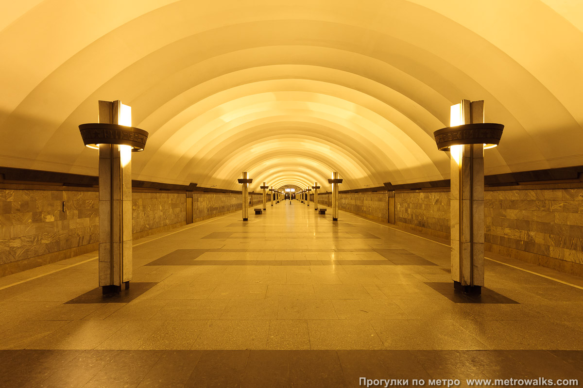 Фотография станции Ладожская (Правобережная линия, Санкт-Петербург). Общий вид по оси станции от глухого торца в сторону выхода.