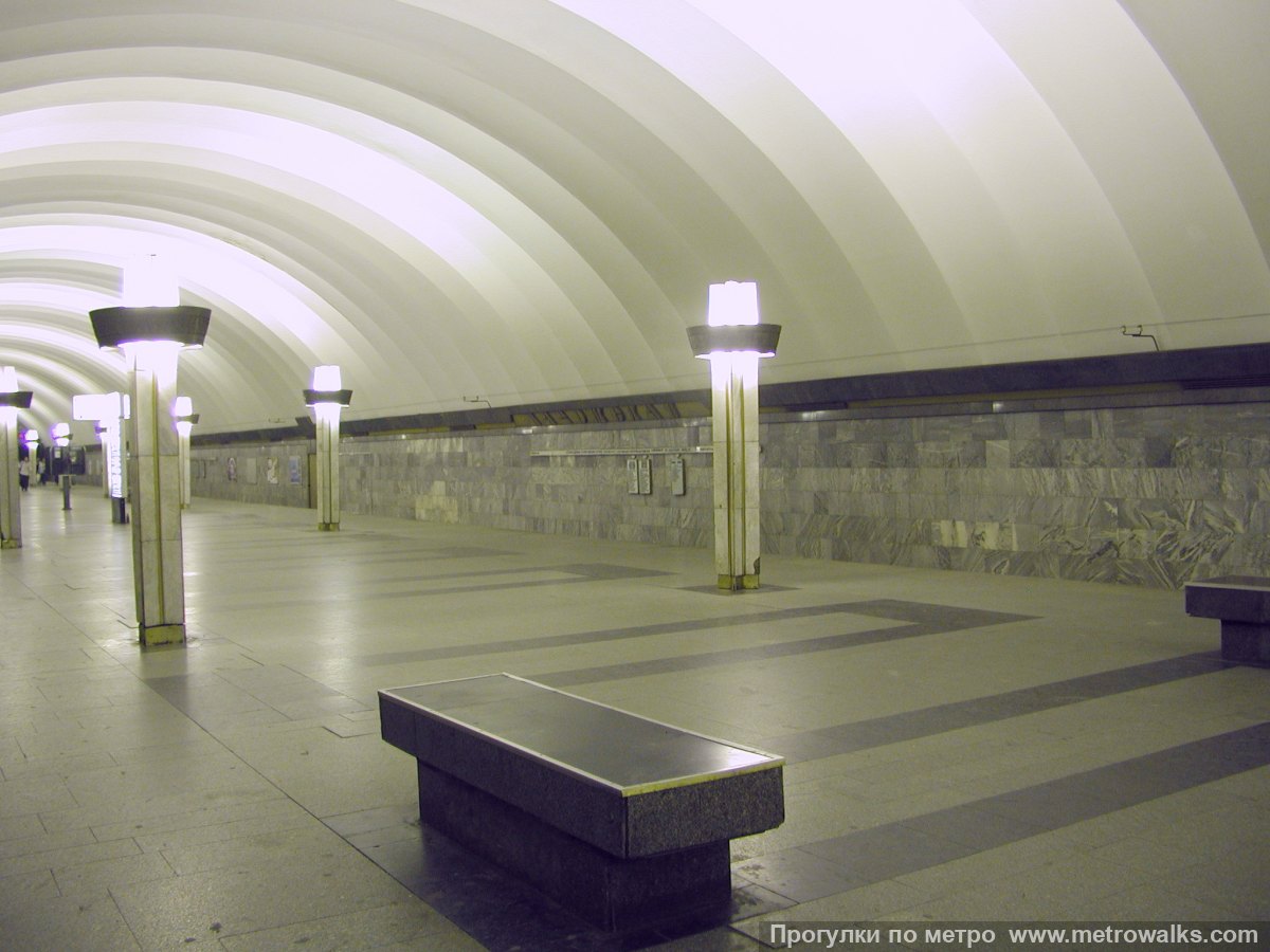 Фотография станции Ладожская (Правобережная линия, Санкт-Петербург). Вид по диагонали. Историческое фото (2002) с условно белым освещением.